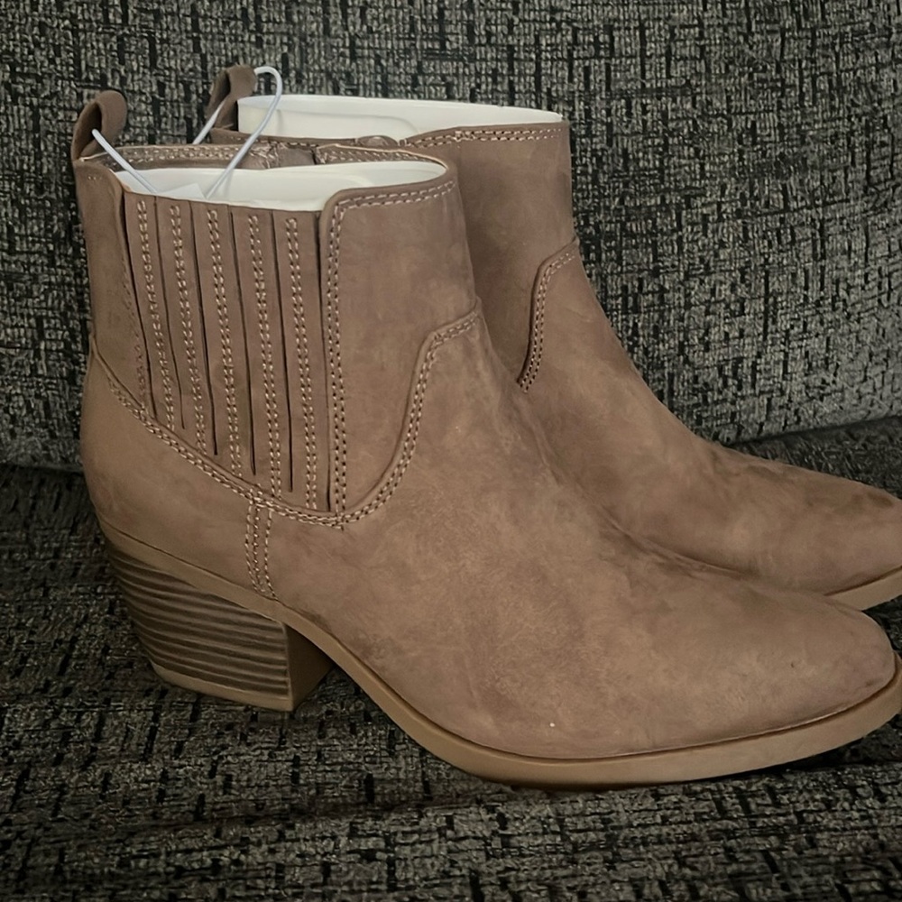 NWT- Old navy size 8 tan colored bootie